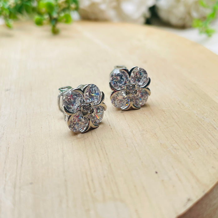 Ad Julia studs