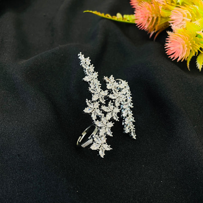 Ad Nerissa handcuff