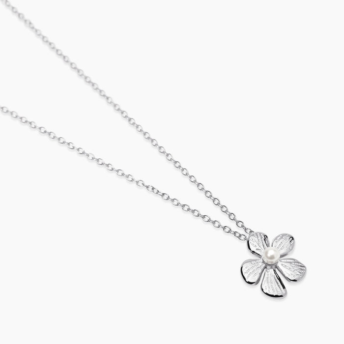Girocollo con fiore in acciaio martellato