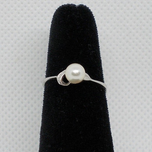 Dainty Pearl Ring