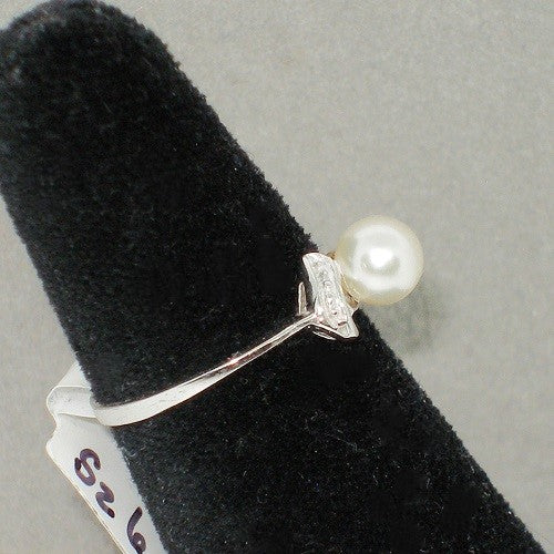 Dainty Pearl Ring