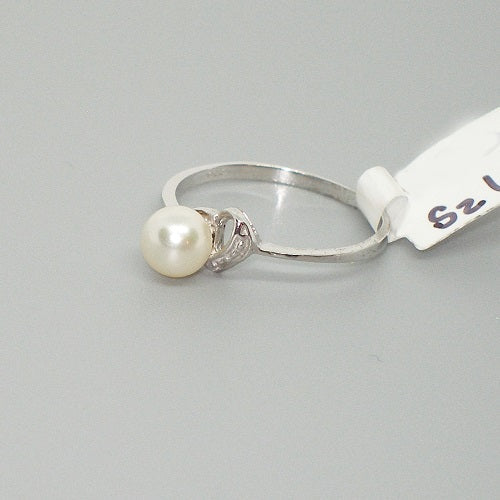Dainty Pearl Ring