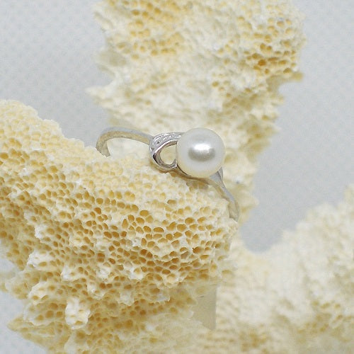 Dainty Pearl Ring
