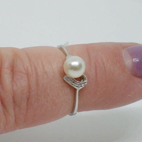 Dainty Pearl Ring