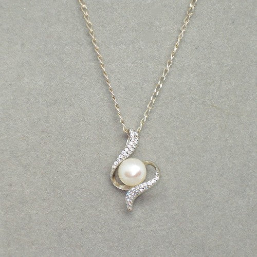 Elegant Pearl Pendant Necklace