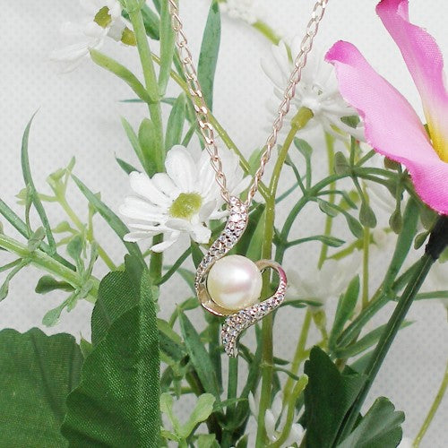 Elegant Pearl Pendant Necklace