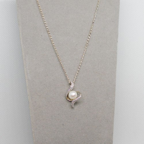 Elegant Pearl Pendant Necklace