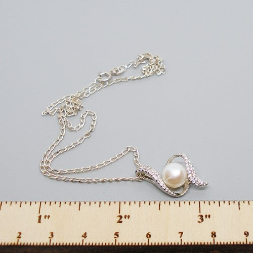 Elegant Pearl Pendant Necklace