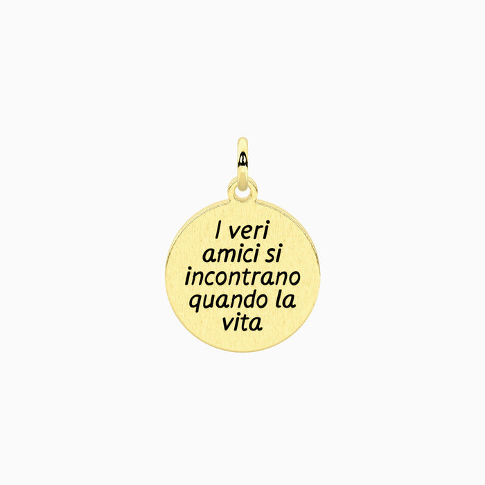 Ciondolo dorato con frase sull'amicizia