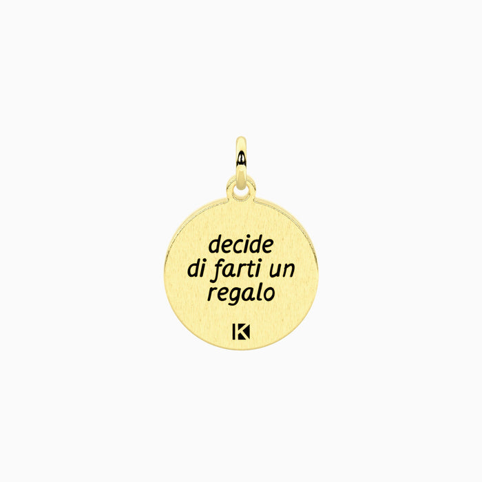 Ciondolo dorato con frase sull'amicizia