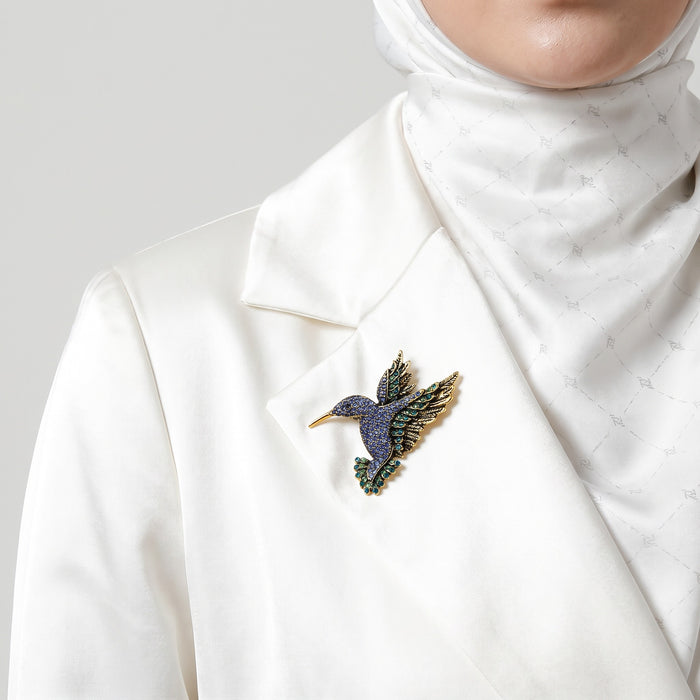 Delicate, sparkling, and full of charm, the Hummingbird Brooch is a graceful accessory designed to add a beautiful touch to any outfit. Featuring a little bird inspired silhouette with shimmering rhinestone detailing, this brooch brings a light, elegant feel that stands out without being too heavy. Its refined sparkle and simple design make it perfect for both everyday styling and special occasions.