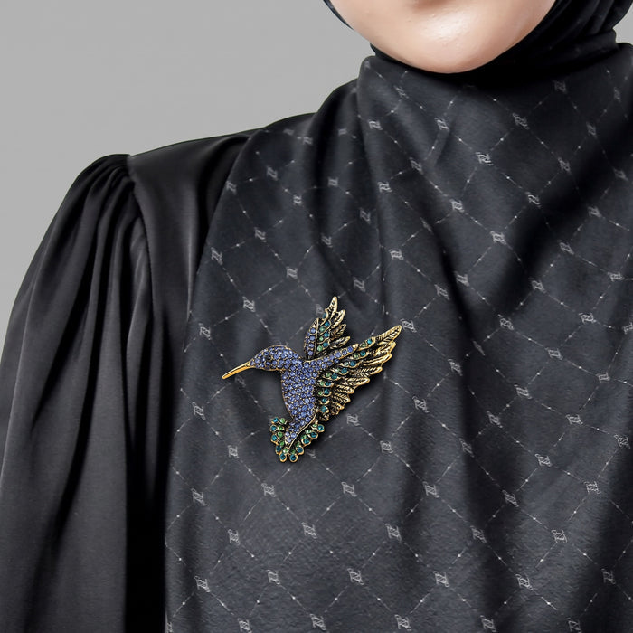Delicate, sparkling, and full of charm, the Hummingbird Brooch is a graceful accessory designed to add a beautiful touch to any outfit. Featuring a little bird inspired silhouette with shimmering rhinestone detailing, this brooch brings a light, elegant feel that stands out without being too heavy. Its refined sparkle and simple design make it perfect for both everyday styling and special occasions.