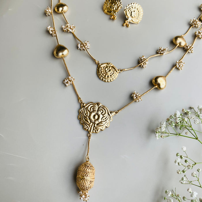 Nayaab Akshra neckpiece
