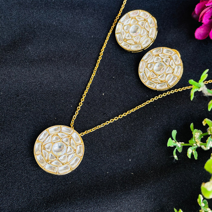 Nayaab kirti pendant