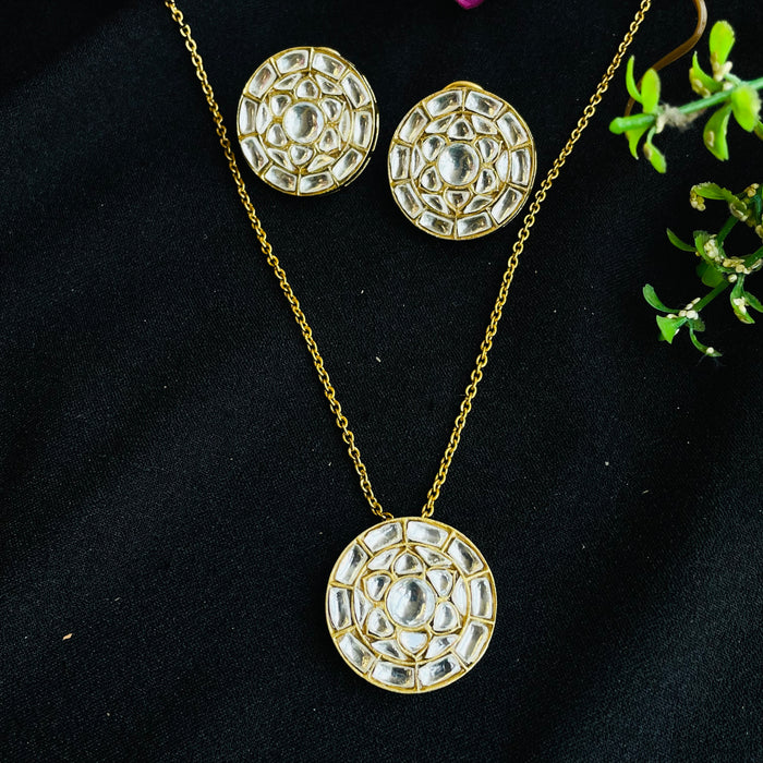 Nayaab kirti pendant