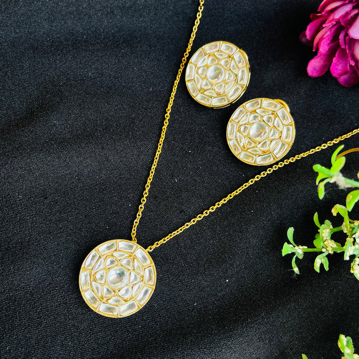 Nayaab kirti pendant