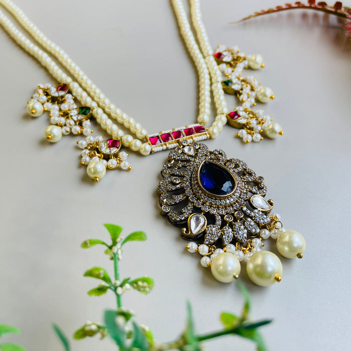 Nayaab Shamiksha Pearl neckpiece
