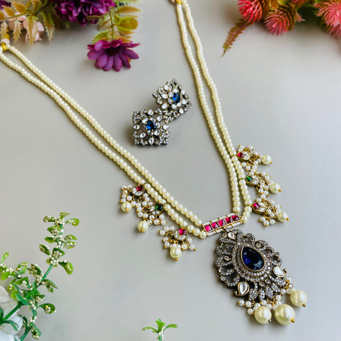 Nayaab Shamiksha Pearl neckpiece