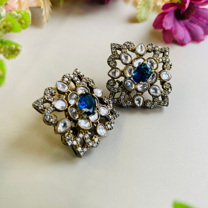 Nayaab Shamiksha Pearl neckpiece