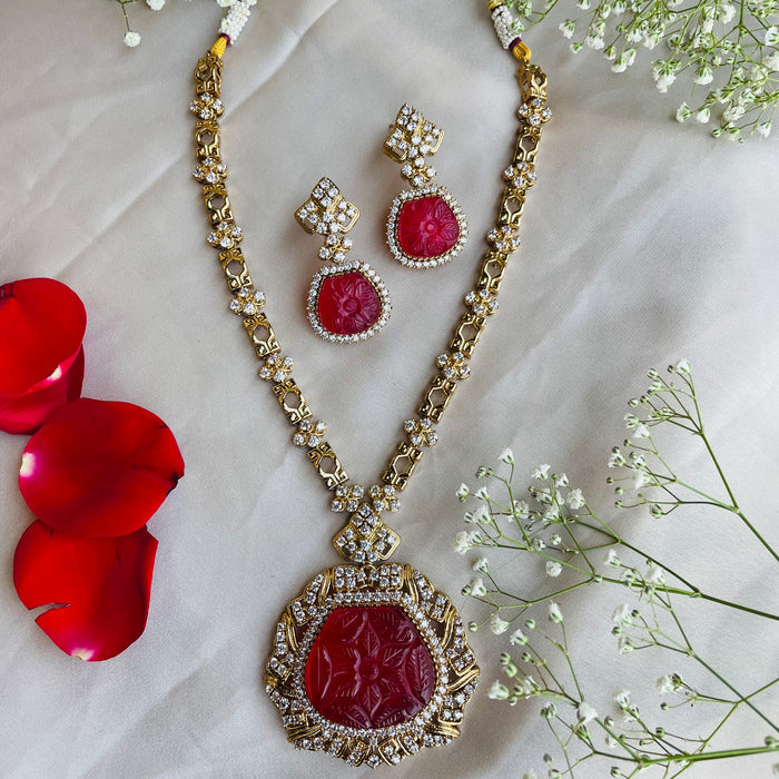 Nayaab Varnika  neckpiece