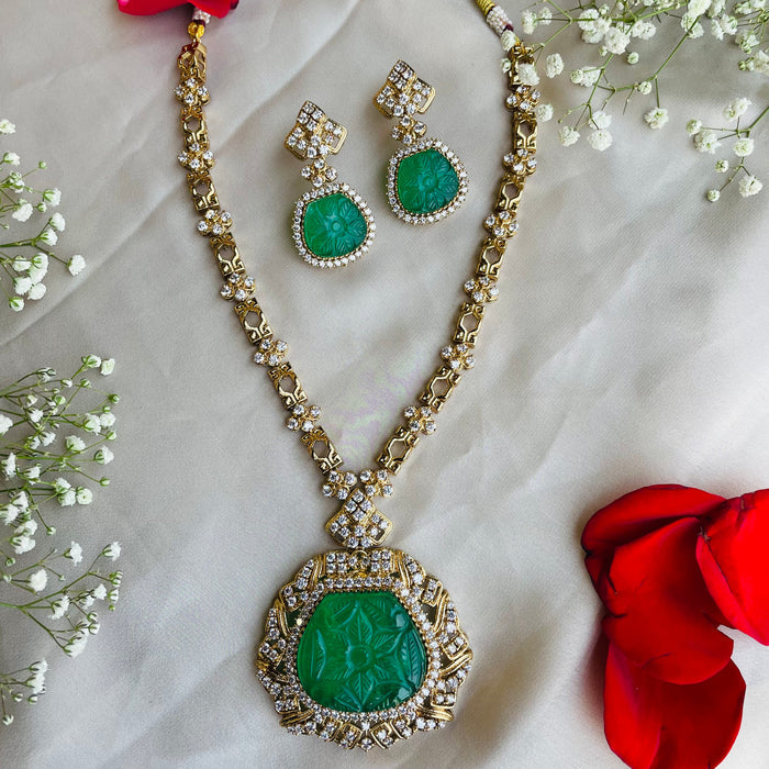 Nayaab Varnika  neckpiece
