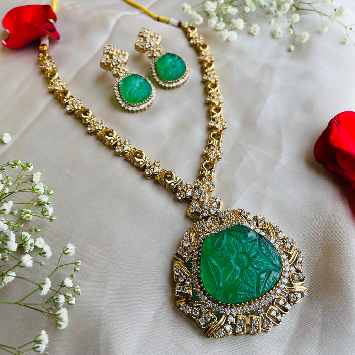 Nayaab Varnika  neckpiece