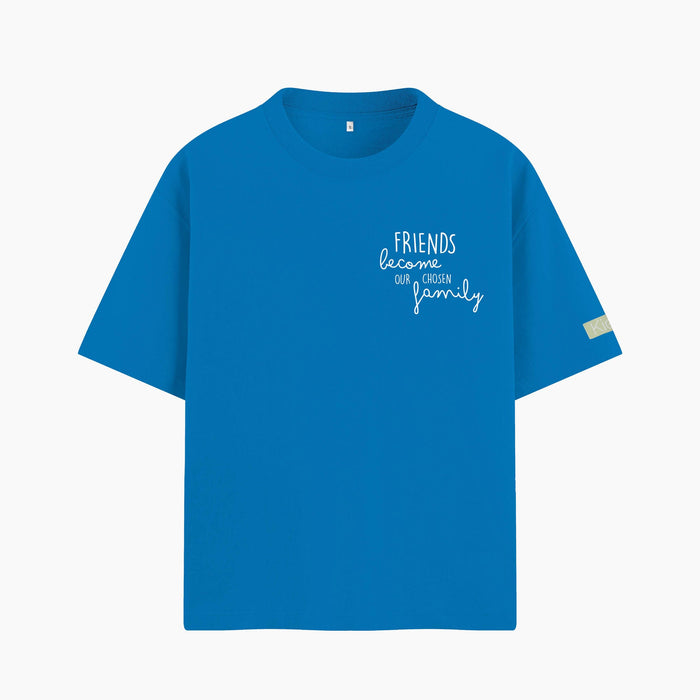 Maglia oversize con scritta "Friends become our chosen family"