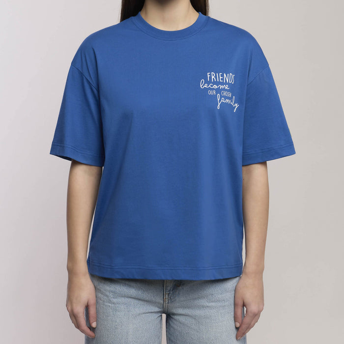 Maglia oversize con scritta "Friends become our chosen family"