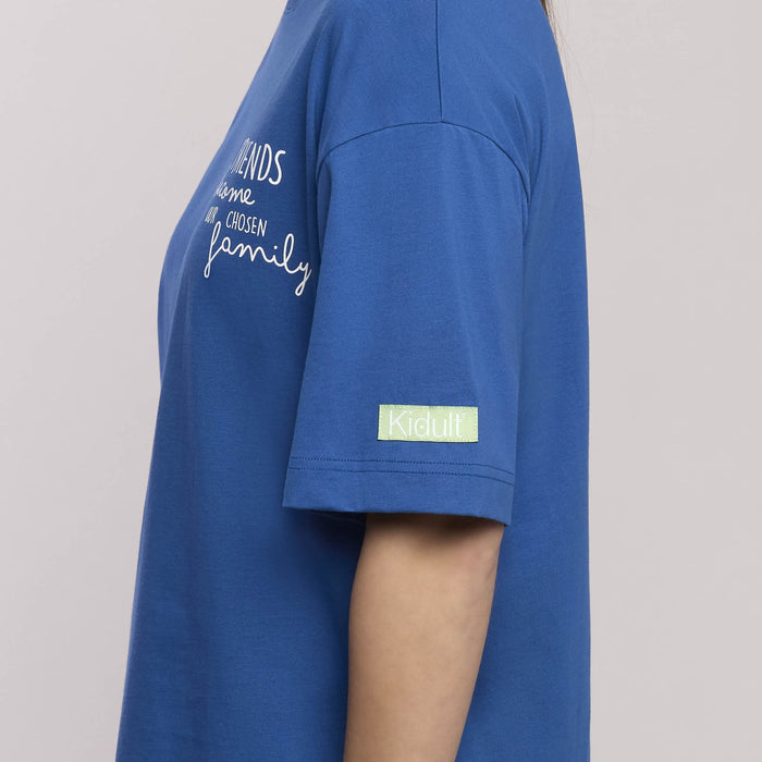 Maglia oversize con scritta "Friends become our chosen family"