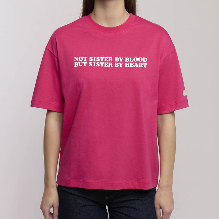 T-shirt oversize con scritta "Sister by heart"