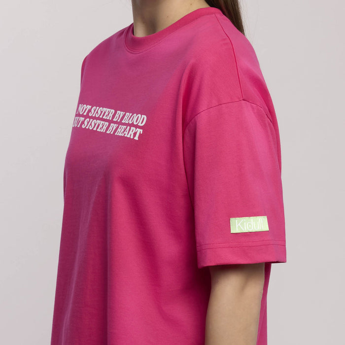 T-shirt oversize con scritta "Sister by heart"