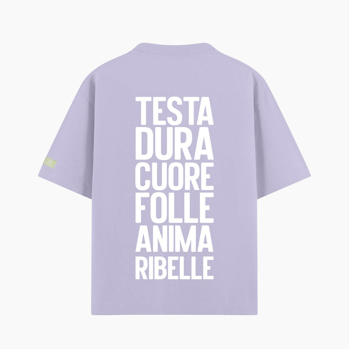 T-shirt oversize con frase: Testa dura cuore folle anima ribelle