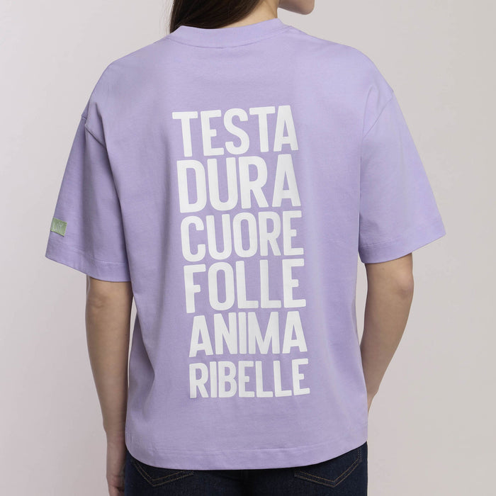 T-shirt oversize con frase: Testa dura cuore folle anima ribelle