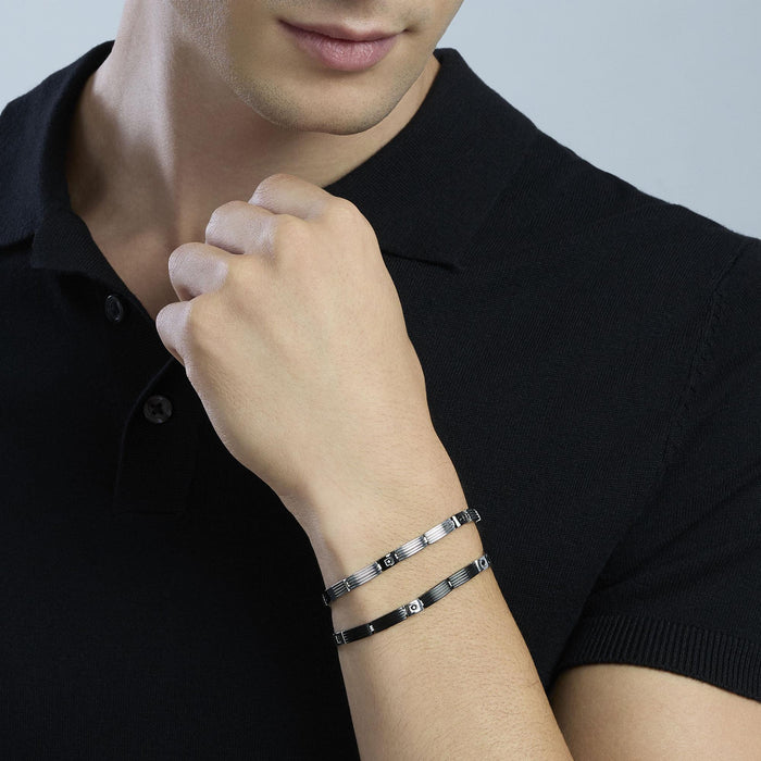 Bracciale in acciaio con elementi neri