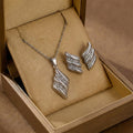 Stirling Ripple Set blends European classic charm with a modern twist. Symbolizing grace and freedom, this set offers a meaningful gesture with a fade-resistant finish that reflects a lasting bond. The delicate feather design, accented by shimmering thread drills, creates a sophisticated look that transitions perfectly from day to night.
