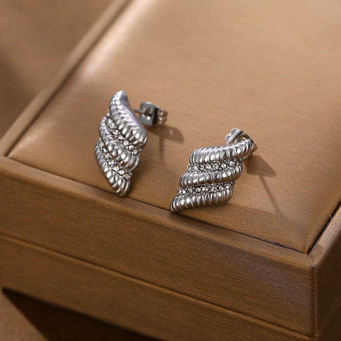 Stirling Ripple Set blends European classic charm with a modern twist. Symbolizing grace and freedom, this set offers a meaningful gesture with a fade-resistant finish that reflects a lasting bond. The delicate feather design, accented by shimmering thread drills, creates a sophisticated look that transitions perfectly from day to night.