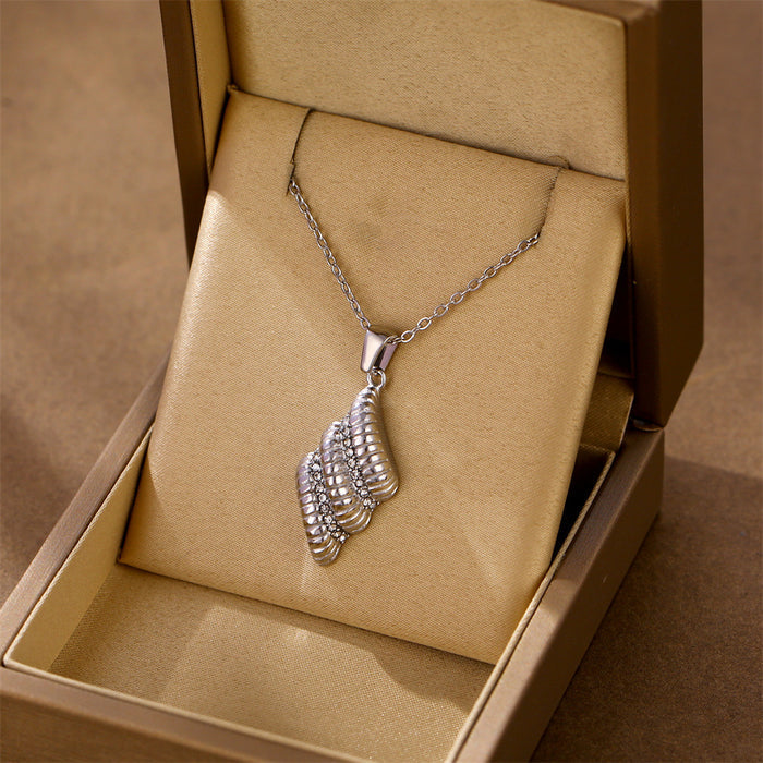 Stirling Ripple Set blends European classic charm with a modern twist. Symbolizing grace and freedom, this set offers a meaningful gesture with a fade-resistant finish that reflects a lasting bond. The delicate feather design, accented by shimmering thread drills, creates a sophisticated look that transitions perfectly from day to night.