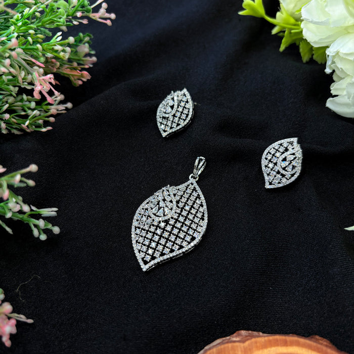Veyra Leaf Pendant Set
